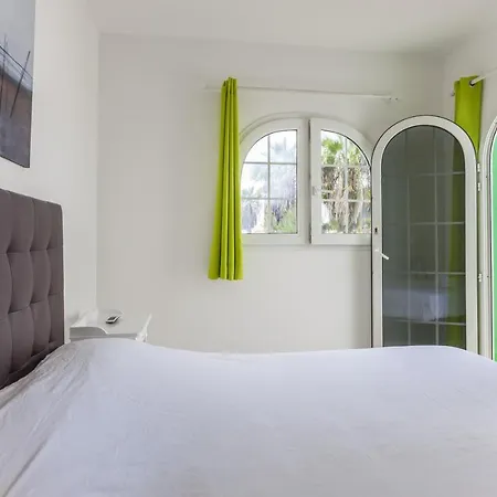 Galera Boutique Art With Private Pools, Free Wifi & Bbq, By Amazzzing Travel Коральео