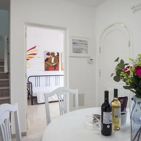 Galera Boutique Art With Private Pools, Free Wifi & Bbq, By Amazzzing Travel *