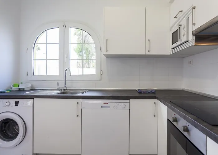 Galera Boutique Art With Private Pools, Free Wifi & Bbq, By Amazzzing Travel Villa